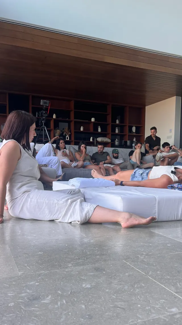 Ángela guiando una experiencia práctica de hipnosis en grupo